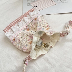 Détail du sac bandoulière vichy à fleurs avec broderie de dentelle et petit nœud