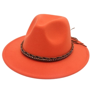 Cappello fedora classico in feltro arancione con fascia intrecciata in strass su fondo bianco