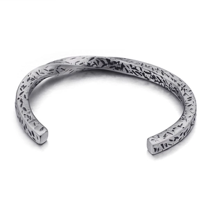 Brazalete abierto vintage de acero inoxidable plateado con textura martillada para hombre