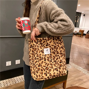 Detalle del bolso tote de pana con estampado de leopardo y parche blanco minimalista