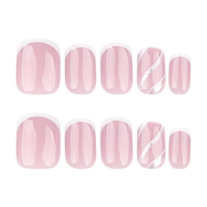 Faux ongles courts carrés style français avec vagues blanches et paillettes argent