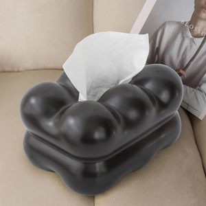 Mattschwarze Taschentuchbox in Wolkenform im modernen Marshmallow-Design auf Sofa