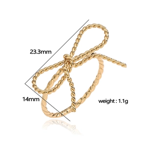 Detailed view of a gold bow ring with rope texture, width 23.3mm and weight 1.1g