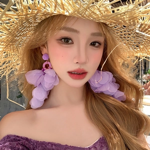 Boucles d'oreilles élégantes fleurs en tissu violet et pompons pour femmes en vacances