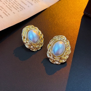 Elegant vintage oval pearl stud earrings with a gold-plated twisted rope frame for women