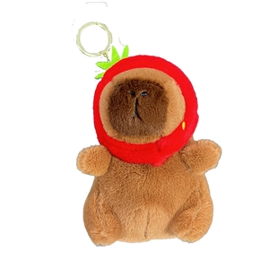 Pluche Capybara sleutelhanger met rode aardbeienmuts en gouden metalen sluiting