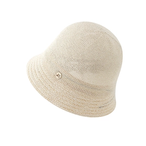 Chapeau cloche beige tissé respirant avec plaque logo JS dorée ronde pour protection solaire