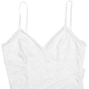 Détail d'une robe en dentelle blanche avec col en V et broderies florales sophistiquées