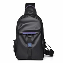 Détail du sac bandoulière à damier noir avec poignée renforcée et fermeture à boucle