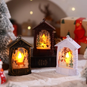 Dettaglio di tre lanterne natalizie a LED con stampe di Babbo Natale e renne in stile vintage