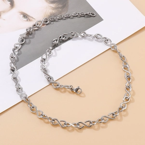 Gros plan du collier en acier inoxydable argenté avec un design de maillon unique en S