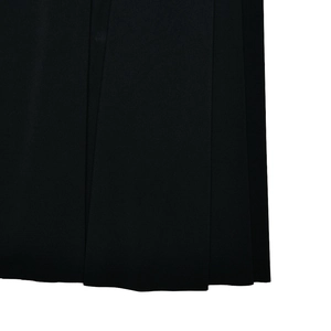 Détail du tissu noir plissé élégant sur une robe à épaules dénudées pour femme