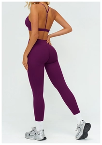 Vista posteriore del set yoga viola scuro con reggiseno sportivo e leggings a vita alta