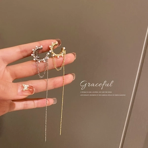 Élégante manchette d'oreille à pampilles en perles dorées avec chaînes suspendues
