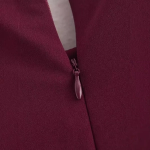 Elegante abito smanicato rosso scuro con dettaglio di cerniera invisibile di qualità