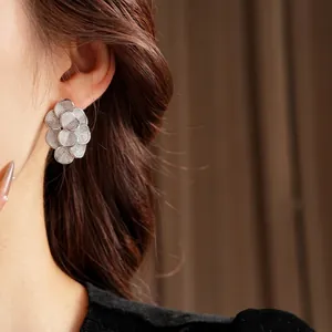 Boucles d'oreilles camélia argentées plaqué or 18 carats aux pétales texturés
