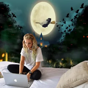 Halloween wandkleed met vliegende heks en kasteel in een gezellige slaapkameromgeving