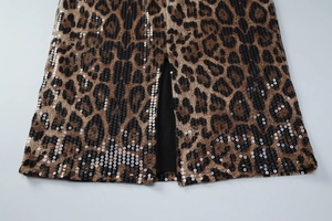 Détail d'une jupe léopard avec paillettes brillantes et fente centrale élégante