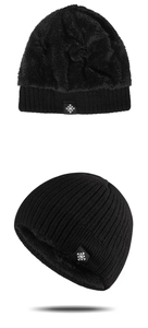 Détail du bonnet en maille noir avec doublure en fourrure épaisse et patch flocon