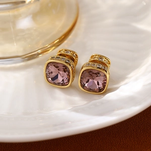 Élégantes boucles d'oreilles carrées en cristal lavande plaquées or avec zircons micro-pavés