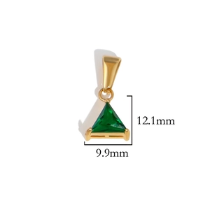 Macro-detail van vergulde driehoekige hanger met groen kristal en 12,1x9,9mm afmetingen
