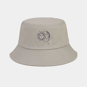 Dettaglio cappello a secchiello kaki con stampa sole e luna e cuciture sulla tesa