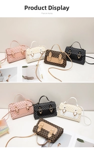 Vue verticale de petits sacs à carreaux en quatre couleurs avec brides à boucle