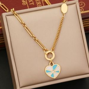 Goldene Edelstahlkette mit Herzanhänger, blauem Emaille und Kristall in einer Schmuckschatulle