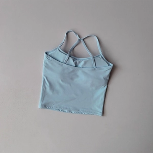 Détail du débardeur de yoga bleu ciel respirant avec fines bretelles croisées au dos