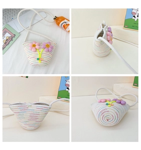 Details einer geflochtenen Umhängetasche mit 3D-Blumen und bunten Wellenmustern für Kinder