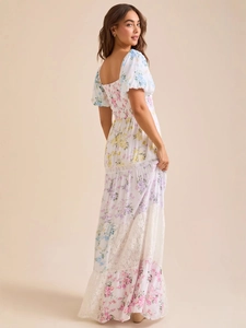 Robe longue fleurie blanche à manches bouffantes avec dentelle et bustier froncé