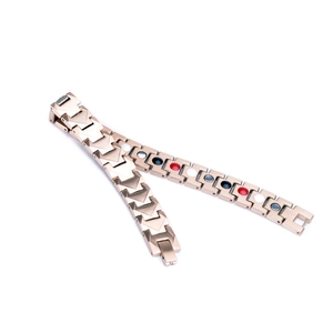Magnettherapie Armband in Roségold mit V-Gliedern und farbigen Steinen auf weißem Hintergrund