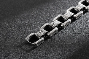 Vue macro d'un bracelet en acier inoxydable de style punk avec des motifs gravés rétro