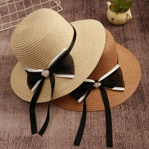 Eleganti cappelli di paglia a tesa larga con fiocchi neri e perle a cuore per la protezione solare