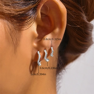 Close-up of s925 silver wavy earrings with crystals in sizes 0.6cm, 0.8cm, and 1cm