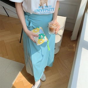 Détail de la jupe bleu clair à cordon de serrage avec un drapé fluide de style été