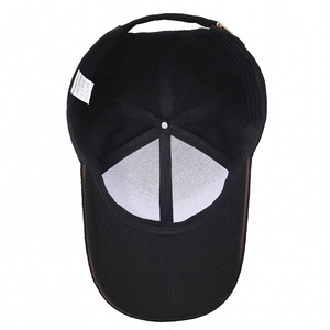 Vista interna del cappellino da baseball in cotone nero con fodera e fibbia metallica