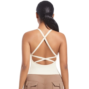 Détail des bretelles croisées dans le dos d'un soutien-gorge de sport ivoire de yoga
