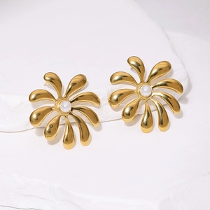 Vue détaillée de boucles d'oreilles fleurs plaquées or 18 carats avec perle centrale