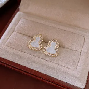 Boucles d'oreilles gourde dorées élégantes avec émail blanc et zircons scintillants