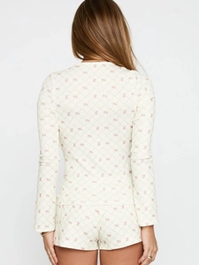 Vue de dos de l'ensemble de détente fleuri pour femme avec haut à col V et short décontracté