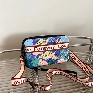 Sac bandoulière mini valise avec motifs de coups de pinceau et sangle Love Forever