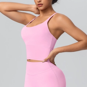 Détail du soutien-gorge de sport rose et du legging de yoga à taille haute sur modèle