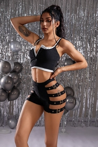 Nahaufnahme schwarzer High-Waist-Shorts mit sexy Cut-out-Design und Metallschnallen-Detail
