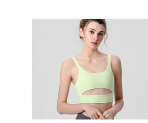 Détail du soutien-gorge de sport vert pour femme avec découpe et larges bretelles