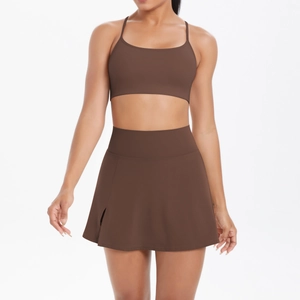 Ensemble de yoga marron pour femme avec brassière à bretelles et jupe de tennis