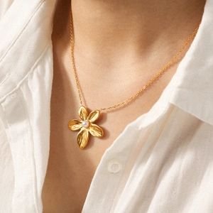 Blumen Anhänger Halskette Mit 18K Vergoldetem Edelstahl Und Künstliche Perle Floral Chic Boutique Schmuck Für Damen