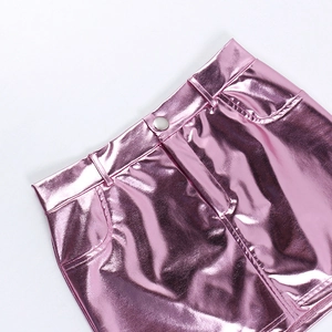 Dettaglio di minigonna rosa metallizzata con focus su bottone e tasche ad alta lucentezza
