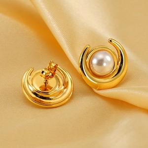 Orecchini vintage a mezzaluna dorati con perla su sfondo di seta color champagne