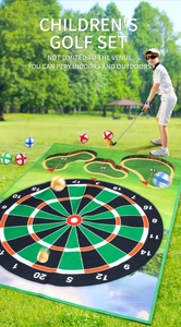 Detalle del tapete de golf infantil con dianas de puntuación y bolas de colores